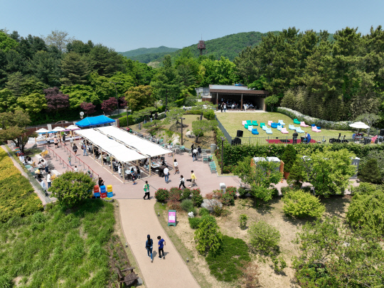 메타넷 임직원과 가족들이 '메타넷 패밀리데이 2023'에서 다양한 프로그램을 즐기고 있다. 메타넷 제공